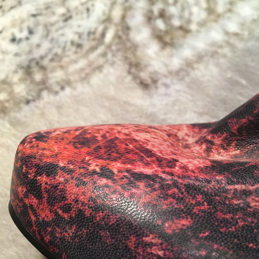 Helmut Lang Game of Thrones Black and Red Marble Leather Ankle Booties - Picture 3 of 16